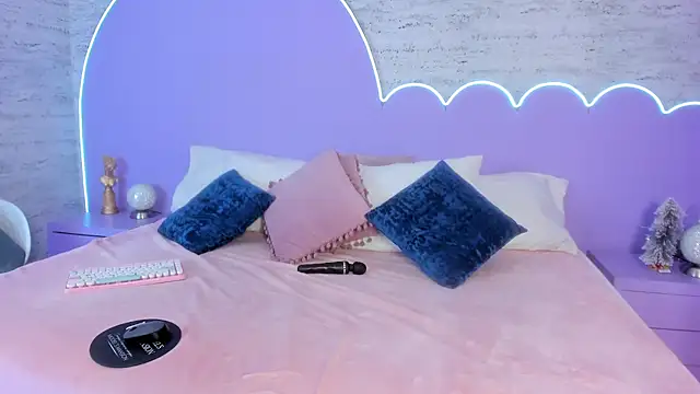 Giaa Ross online show from December 2025 07:42:01 PM