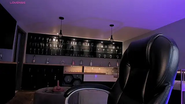 RoxanneHill  online show from December 2025 12:01:01 PM