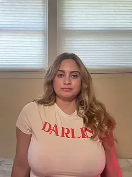 Snapshot of Sophie_Raegan chatting on May 2026 05:40:01 PM Sophie Raegan online show from May 2026 05:40:01 PM