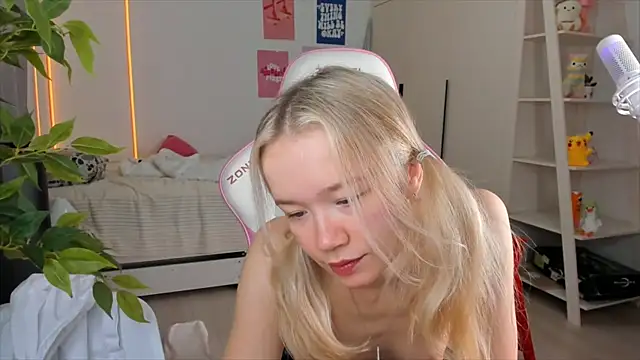 Lily Young online show from December 2025 06:19:01 AM