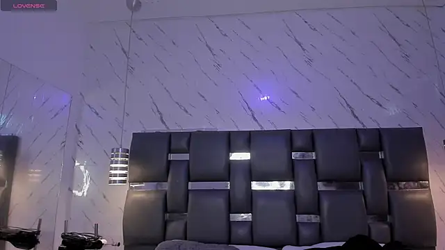 PittAndLunaa online show from April 2026 12:33:01 PM