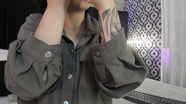 Adeelinee online show from November 2025 07:40:02 PM