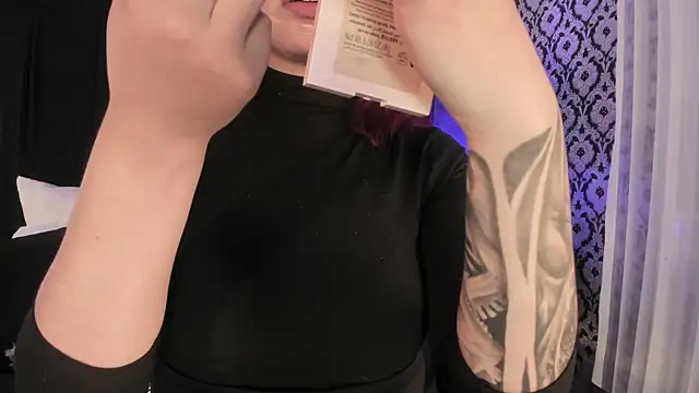 Adeelinee online show from November 2025 07:49:02 PM