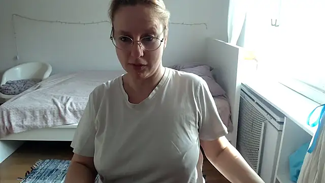 Snapshot of MariaValentine chatting on March 2026 07:02:01 AM MariaValentine online show from March 2026 07:02:01 AM