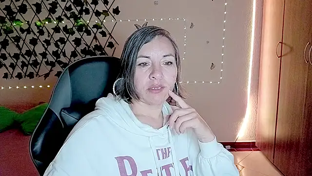 Lady breaks hearts online show from November 2025 10:25:02 AM