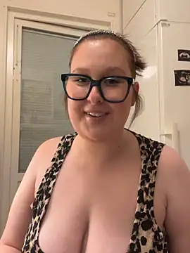 Misssmilf online show from November 2025 06:30:01 PM