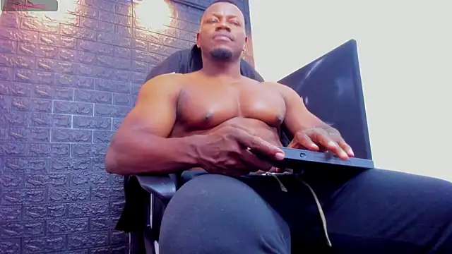 Snapshot of tommike chatting on June 2026 11:31:02 PM tommike online show from June 2026 11:31:02 PM