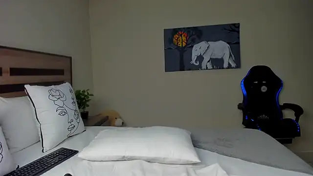 Renee-18 online show from October 2025 10:28:02 PM