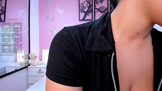 Snapshot of Emily_roux chatting on January 2025 12:06:02 AM Emily roux online show from January 2025 12:06:02 AM