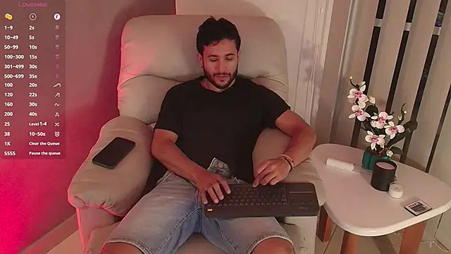 Snapshot of Valentinoford chatting on February 2025 02:17:02 AM Valentinoford online show from February 2025 02:17:02 AM