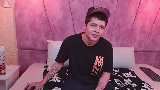 kendalltaylorr online show from October 2025 12:19:02 PM