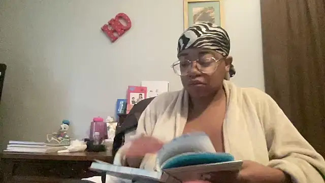 Snapshot of MommyConfident chatting on October 2025 01:03:02 PM MommyConfident online show from October 2025 01:03:02 PM