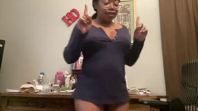 Snapshot of MommyConfident chatting on November 2025 03:22:02 PM MommyConfident online show from November 2025 03:22:02 PM