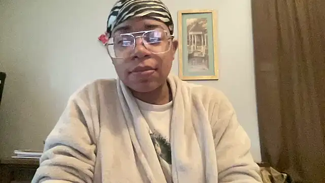 Snapshot of MommyConfident chatting on November 2025 02:21:01 PM MommyConfident online show from November 2025 02:21:01 PM