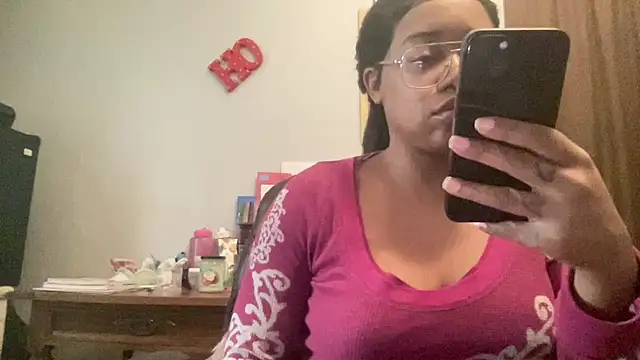 Snapshot of MommyConfident chatting on November 2025 08:23:02 PM MommyConfident online show from November 2025 08:23:02 PM