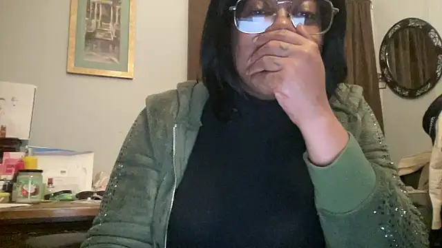 Snapshot of MommyConfident chatting on December 2025 01:43:02 AM MommyConfident online show from December 2025 01:43:02 AM