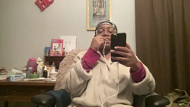 Snapshot of MommyConfident chatting on December 2025 02:30:02 AM MommyConfident online show from December 2025 02:30:02 AM