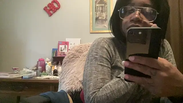 Snapshot of MommyConfident chatting on December 2025 02:47:02 PM MommyConfident online show from December 2025 02:47:02 PM