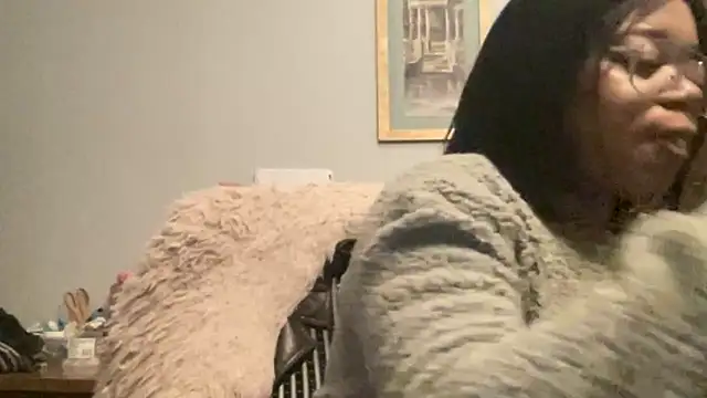 Snapshot of MommyConfident chatting on January 2026 09:18:01 PM MommyConfident online show from January 2026 09:18:01 PM