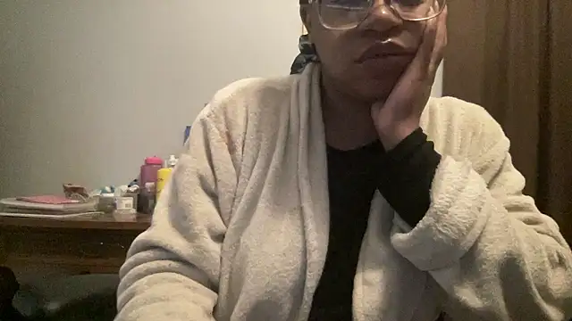 Snapshot of MommyConfident chatting on January 2026 01:57:01 PM MommyConfident online show from January 2026 01:57:01 PM