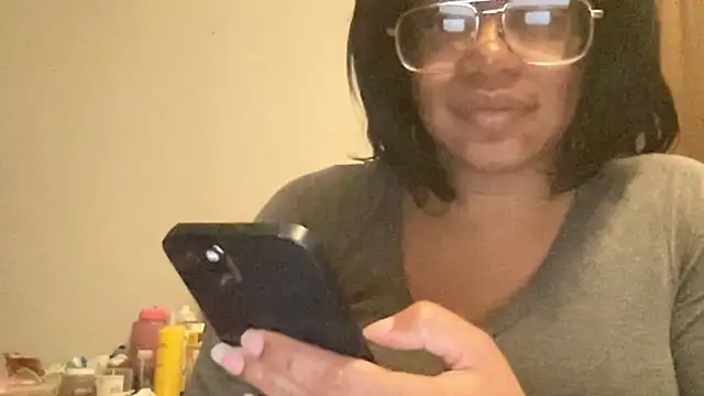 Snapshot of MommyConfident chatting on January 2026 02:46:02 AM MommyConfident online show from January 2026 02:46:02 AM