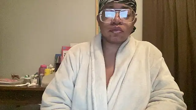 Snapshot of MommyConfident chatting on January 2026 10:58:02 PM MommyConfident online show from January 2026 10:58:02 PM