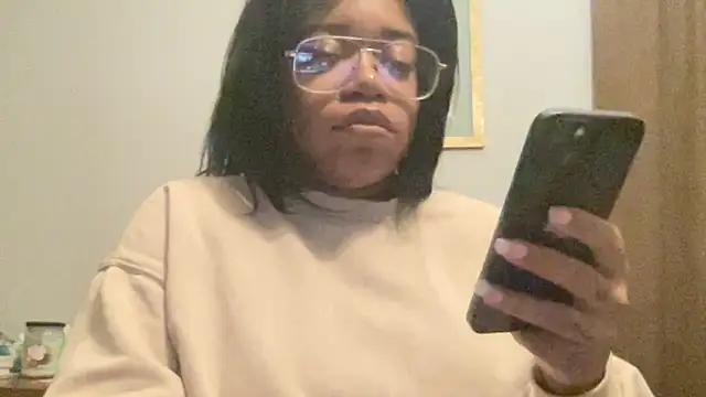 Snapshot of MommyConfident chatting on January 2026 12:48:01 AM MommyConfident online show from January 2026 12:48:01 AM