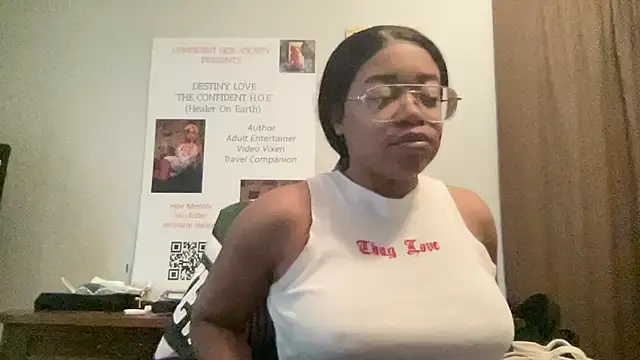 MommyConfident online show from May 2026 10:04:02 PM