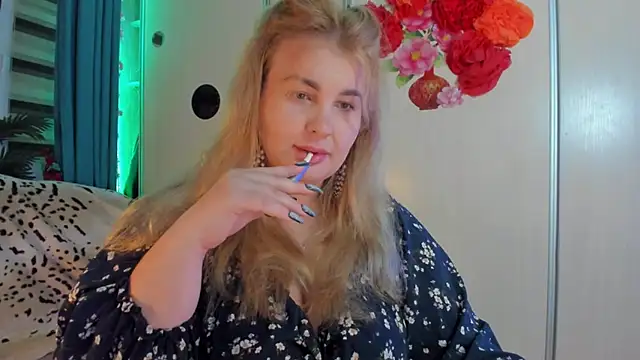 Snapshot of CoraSwon chatting on October 2025 09:20:01 PM CoraSwon online show from October 2025 09:20:01 PM