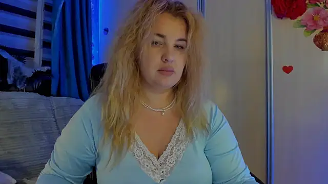 Snapshot of CoraSwon chatting on November 2025 01:28:01 AM CoraSwon online show from November 2025 01:28:01 AM