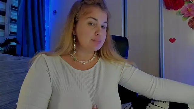 Snapshot of CoraSwon chatting on November 2025 01:33:01 PM CoraSwon online show from November 2025 01:33:01 PM