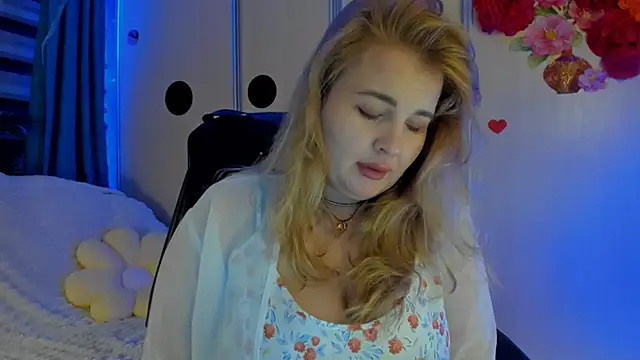 Snapshot of CoraSwon chatting on November 2025 12:19:01 AM CoraSwon online show from November 2025 12:19:01 AM