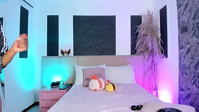 Alaia Manson online show from December 2025 07:45:02 PM