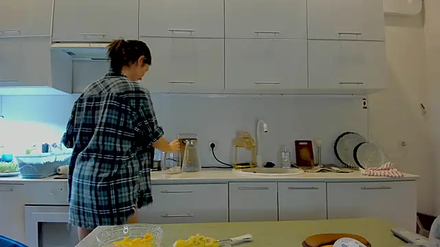 crystalnut online show from December 2025 03:27:02 AM