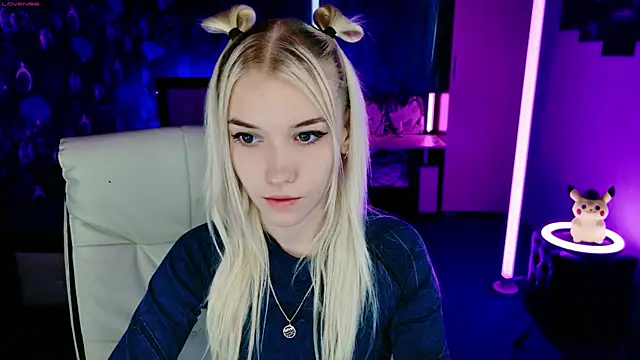 Snapshot of ShhhO_O chatting on November 2025 12:04:02 PM ShhhO O online show from November 2025 12:04:02 PM