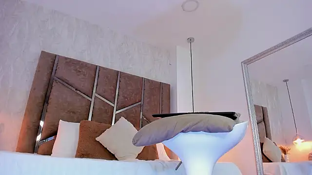 Martinaa Jones  online show from March 2026 12:33:02 PM