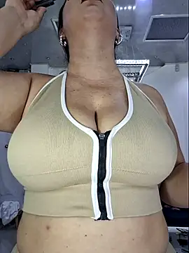 Snapshot of laura_bassi chatting on November 2025 03:27:02 AM laura bassi online show from November 2025 03:27:02 AM