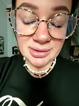 EllieOz online show from October 2025 05:19:02 PM