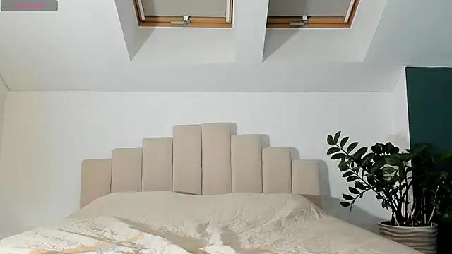 LunAnna online show from September 2025 06:46:02 PM