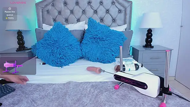 Snapshot of AdelaBrown chatting on December 2024 04:09:02 AM AdelaBrown online show from December 2024 04:09:02 AM