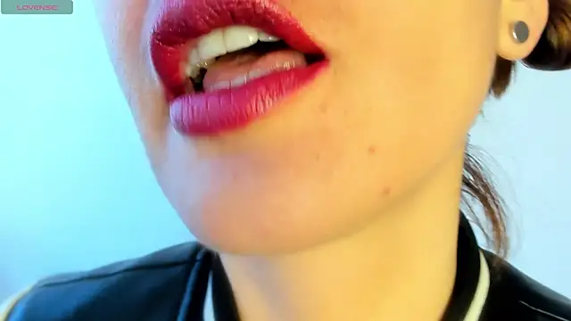 Snapshot of queen_fetish chatting on April 2026 03:46:02 PM queen fetish online show from April 2026 03:46:02 PM