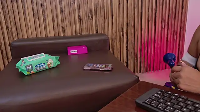 evelynjohnsoon online show from November 2025 12:38:01 PM