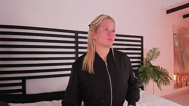 stefanny ruiz  online show from December 2024 03:47:01 PM