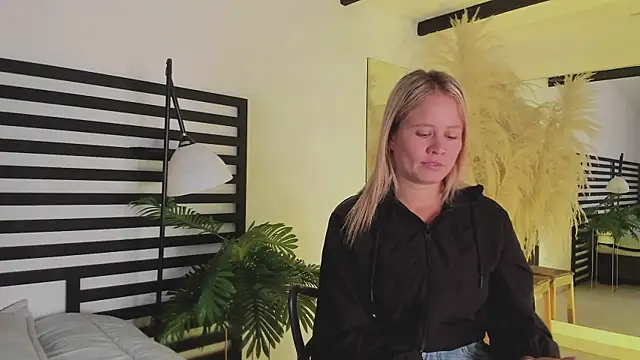 stefanny ruiz  online show from December 2024 12:38:01 PM