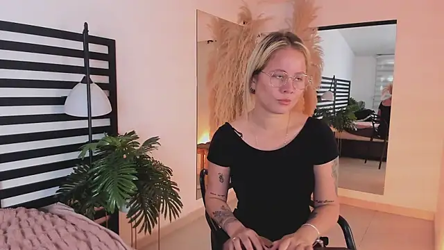 stefanny ruiz  online show from January 2025 02:41:01 PM