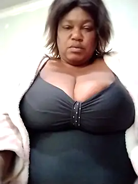 Snapshot of MATUREBUSSTY chatting on September 2025 02:44:01 PM MATUREBUSSTY online show from September 2025 02:44:01 PM