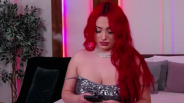 Snapshot of EmyHilton chatting on November 2025 06:13:01 AM EmyHilton online show from November 2025 06:13:01 AM