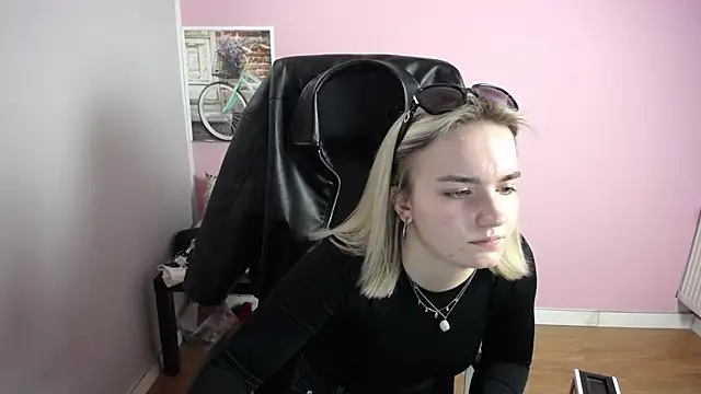 Snapshot of viktoria_lovely chatting on April 2026 11:03:02 AM viktoria lovely online show from April 2026 11:03:02 AM