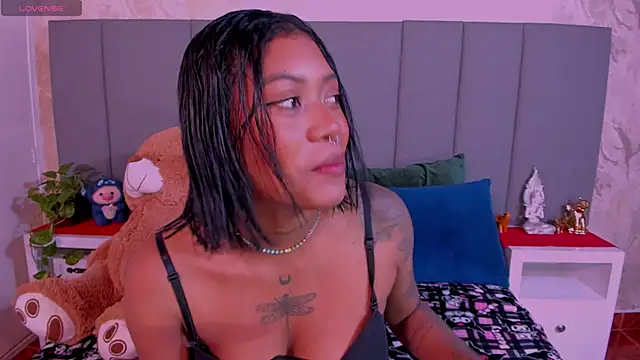Snapshot of JulianaMiller chatting on January 2025 12:04:02 AM JulianaMiller online show from January 2025 12:04:02 AM