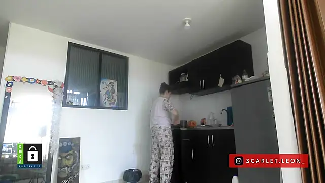 Scarletleon77 online show from December 2025 02:14:02 PM